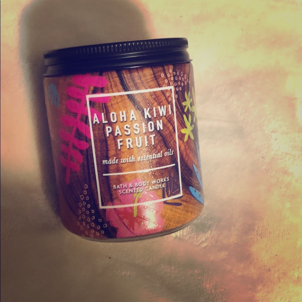 New bath & body works candle fruity scent